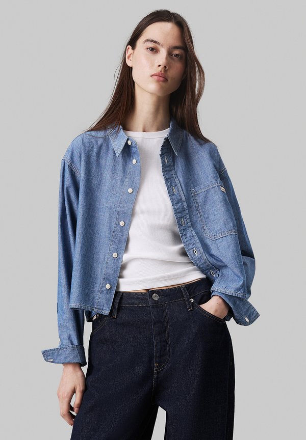 CROPPED DAD - Button-down blouse - denim medium