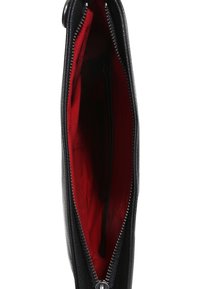 Czarna skórzana torba z czerwoną tkaniną wewnątrz, zamknięcie na zamek błyskawiczny oraz boczna kieszeń. Gładka faktura z estetycznym przeszyciem.