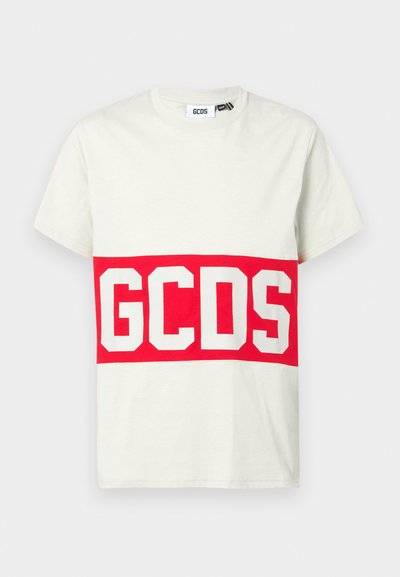 T-shirt a maniche corte, con collo tondo, in cotone beige chiaro. Presenta unaBold band rossa con lettere bianche in maiuscolo "GCSD" sul petto.