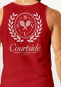 Rotes Tanktop mit weißem Grafikdesign. Zentrales Emblem zeigt Tennisschläger und Lorbeerblätter. Der Text lautet "Courtside Sunday Tennis Club."