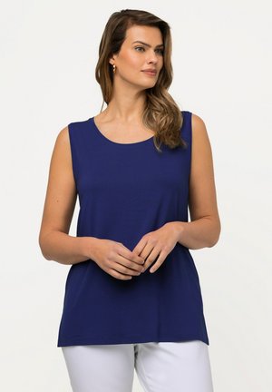 Granatowy kaftan bez rękawów z okrągłym dekoltem, wykonany z miękkiego materiału. Krój jest luźny, z gładką teksturą i minimalnymi detalami.