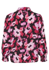 Multikleurige blouse met een bloemenpatroon in tinten van roze, rood en zwart. Lange mouwen met gathering aan de manchetten en een standaard kraag.