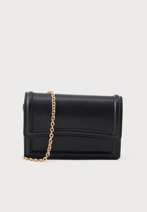 Pochette rectangulaire en cuir noir avec un rabat avant et une bandoulière chaîne dorée sur un fond clair uni.