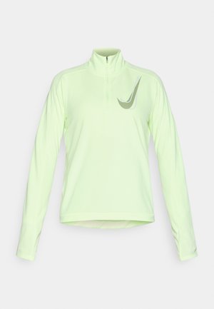 Suéter de manga larga verde claro, hecho de material elástico, con cuello de media cremallera y un discreto detalle del logo en el pecho.