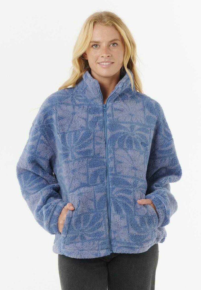 Giacca in pile blu con chiusura a zip, caratterizzata da una texture a motivo, due tasche frontali e un colletto alto. Tessuto morbido e spesso.