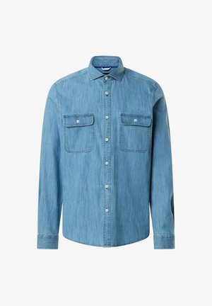 Camisa de mezclilla azul claro de manga larga, con cierre de botones en la parte delantera y dos bolsillos en el pecho. Presenta un cuello clásico y una textura sutil.