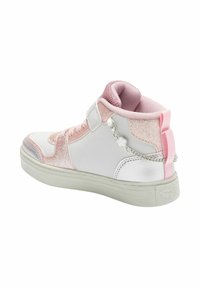 Sneaker alte bianche e rosa con dettagli glitter, linguetta in tessuto testurizzato, strap in velcro e un accento in catena sul tallone.