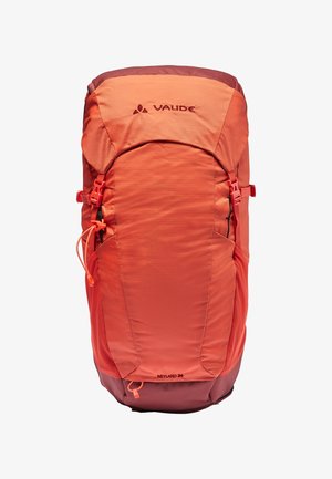 Oranje rugzak met een gladde afwerking, gaas zijvakken, verstelbare schouderbanden en een donkerder accent aan de onderkant, met een VAUDE-logo.