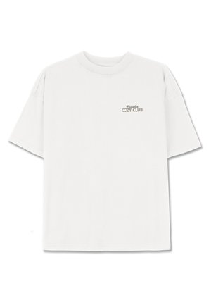 Biely bavlnený tričko s voľným strihom. Má okrúhly výstrih a krátke rukávy. Na ľavej strane hrude je potlač "Cozy Club" v svetlo šedej farbe.