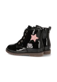 Botas de tobillo de charol negro con acentos de estrellas y corazones de purpurina rosa y plata. Presentan puntas redondeadas, cierre de cordones en la parte delantera y suela texturizada.