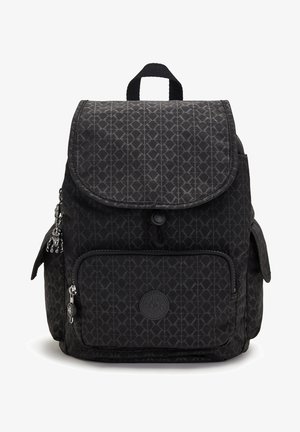 Sac à dos en tissu noir avec un motif géométrique, un rabat, une poche zippée à l'avant, des poches latérales et un accent logo circulaire.