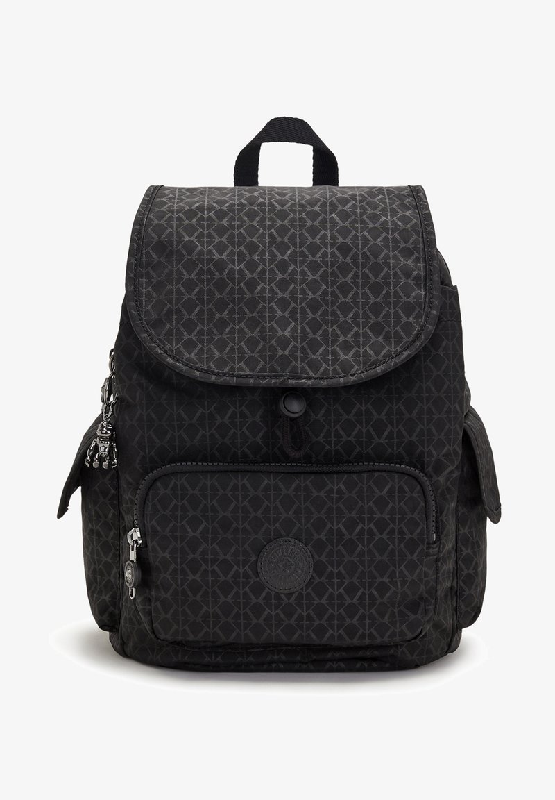 Zaino in tessuto nero con un motivo geometrico, copertura a scomparsa, tasca frontale con zip, tasche laterali e un accento circolare con logo.