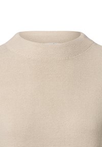 Beige gestrickter Pullover mit hohem Kragen, strukturiertem Stoff und einem einfachen, klaren Design ohne Muster oder Verzierungen.