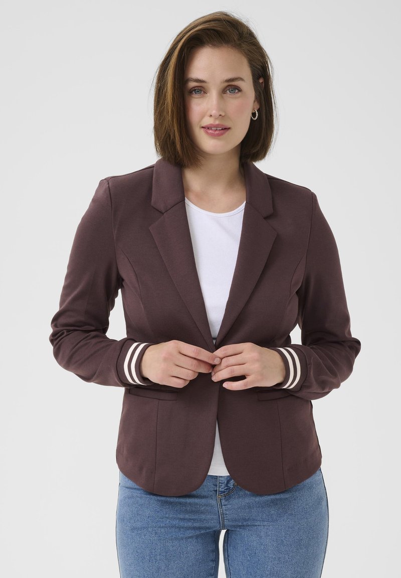 Bordeaux blazer gemaakt van rekbare stof heeft een getailleerd ontwerp, notch revers en witte gestreepte accenten op de mouwen.