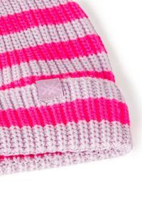 Gehaakte beanie met afwisselende strepen in felroze en lavendel, van een gestructureerde stof en met een klein logo-label op de manchette.