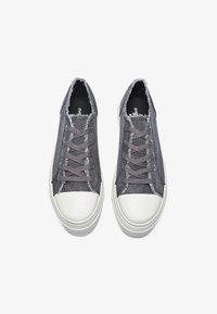 Grå duksnickers med en fransig ovandel, vit gummitå och texturerad sula. Har grå snören och en svart inredning.