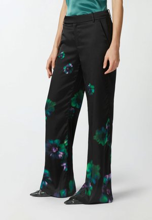 Pantalones de satén negros de pierna ancha con un estampado floral en tonos verdes y morados, con un frente plano y lazo en la cintura, y detalles de dobladillo elegantes.