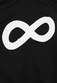 Czarna tkanina z dużym białym symbolem nieskończoności o lekkim połysku. Prosty wzór bez dodatkowych zdobień.