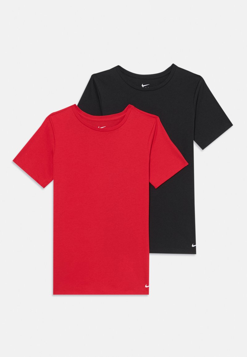 Due magliette a maniche corte: una rossa e una nera. Realizzate in cotone con collo tondo e un logo Nike bianco sull'orlo di ciascuna maglietta.