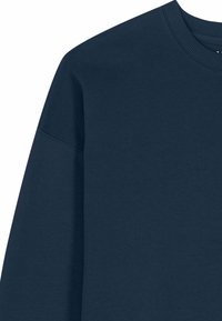 Sweat-shirt bleu foncé à col rond avec col côtelé et manches longues, montrant la partie supérieure gauche et le détail de la couture d'épaule.