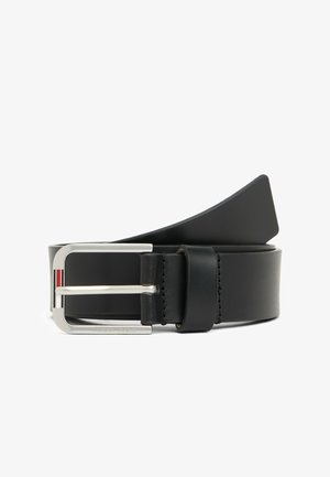Ceinture en cuir noir avec une boucle en métal argenté rectangulaire ornée d'un accent rouge et blanc. Texture lisse, design effilé avec une finition polie.