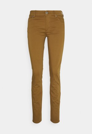 Pantaloni slim-fit marroni realizzati in tessuto elasticizzato con una texture liscia. Presentano una chiusura con zip, bottone e design a cinque tasche.