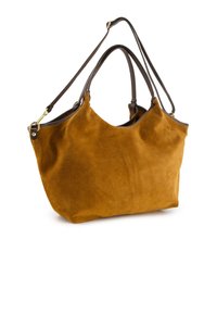 Wildlederhandtasche in Bernstein mit weicher Textur, ausgestattet mit zwei braunen Ledergriffen und einem abnehmbaren Schultergurt. Geschwungene Silhouette.