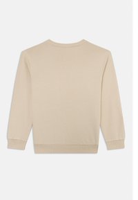 Sudadera beige de manga larga, con cuello redondo y puños acanalados. Textura de tela suave, sin logotipos ni patrones visibles en la parte posterior.