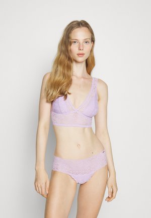 Ensemble de bralette en dentelle lavande et culotte hipster assortie. Dentelle douce et délicate avec des motifs floraux, bordée de bords festonnés et offrant un ajustement extensible.
