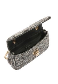 Szara torebka z tweedu z złotymi okuciami, prostokątnym kształtem i łańcuszkowym paskiem. Otwarty wierzch odsłania czarną podszewkę i zapięcie na zatrzask.