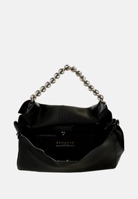 Borsa a mano in pelle nera con tracolla a catena, dotata di un design strutturato, texture liscia e un'apertura superiore che mostra i compartimenti interni.