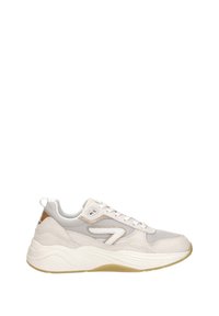 Lichtgrijze en witte sportieve sneaker met bovenwerk van mesh en suède, vetersluiting, dikke witte zool en bruine accent op de hiel.