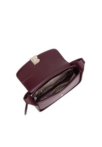 Borsa a tracolla in pelle bordeaux con chiusura in metallo dorato, scomparti interni e dettagli con zip. Texture liscia e forma strutturata.
