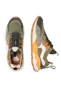 Sneakers verde oliva con accenti grigi e bianchi, materiali in suede testurizzato e rete, con lacci neri, dettagli arancioni e una suola robusta.