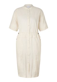 Abito button-up color crema con maniche corte, dettaglio in vita e tessuto testurizzato. Presenta un colletto rotondo e una lunghezza fino al ginocchio.