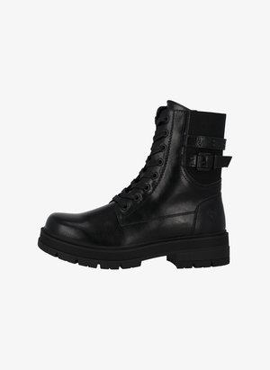 Bottes noires en cuir montant aux chevilles avec un laçage avant, un panneau élastique et un détail de boucle. Dotées d'une semelle en caoutchouc robuste et d'une finition texturée.