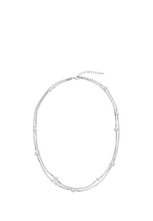Doppelte Silberkette mit gleichmäßig verteilten kleinen weißen Perlen und einem Karabinerverschluss mit verstellbarer Verlängerungskette.