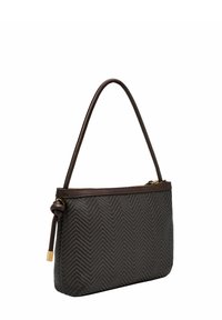 Borsa a tracolla marrone scuro con una texture a spina di pesce intrecciata, dotata di una tracolla in pelle e di una zip in tonalità oro. Forma compatta con design minimalista.