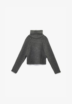 Suéter de punto gris oscuro con un cuello alto y doblado, mangas raglán y un diseño corto. Textura suave con detalles de costura visibles.