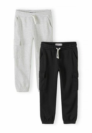 Dwie pary dziecięcych spodni typu jogger cargo, jedna w jasnoszarym, druga w czarnym kolorze, obie z elastycznymi pasami, sznurkami do regulacji oraz kieszeniami bocznymi.
