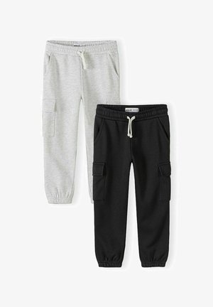 Due paia di pantaloni jogger cargo per bambini, uno grigio chiaro e uno nero, entrambi con vita elastica, coulisse e tasche laterali.