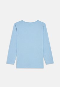 Lichtblauwe langarmshirt met een ronde hals. Gemaakt van zachte stof, met een eenvoudige en gladde textuur. Geen patronen of accenten.