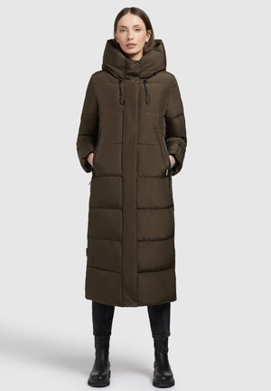 Cappotto lungo e scuro in verde oliva, imbottito e con cappuccio, dotato di zip frontale, tasche laterali, sezioni trapuntate e coulisse regolabile al collo.