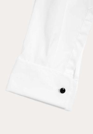 Weißer Hemdmanschette mit glatter Textur, maßgeschneidertem Design und einem schwarzen Knopf als Verschlussakzent.