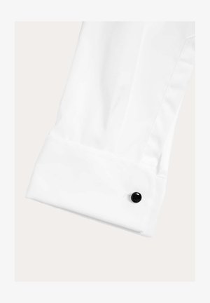 Weißer Hemdmanschette mit glatter Textur, maßgeschneidertem Design und einem schwarzen Knopf als Verschlussakzent.