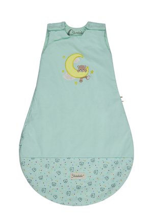 Hellblauer Babyschlafsack mit einem aufgestickten Teddybär auf einem Halbmond und unten bedruckten Bärengesichtern mit bunten Punkten.