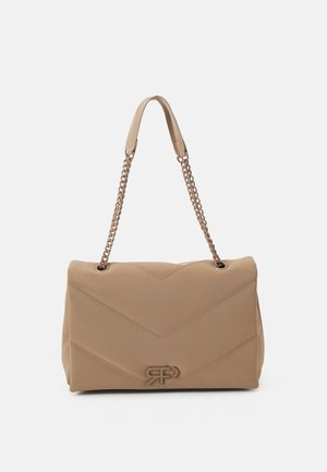 Sac à main en cuir matelassé beige avec bandoulière chaîne et logo embossé sur le devant, présenté sur un fond clair uni.