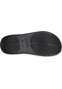 Suola di Crocs neri con un motivo di grip testurizzato, taglia 7, caratterizzata da scanalature orizzontali e diagonali per una migliore aderenza.