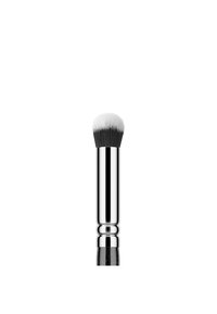 Pennello per trucco con manico metallico argentato, base nera rotonda e setole dense bianche con una leggera sfumatura grigia alle punte.