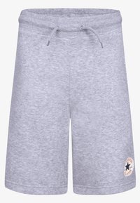 Pantalones cortos deportivos de algodón gris con una cintura elástica, cordón y un parche de logo circular en la parte inferior derecha. Textura suave.